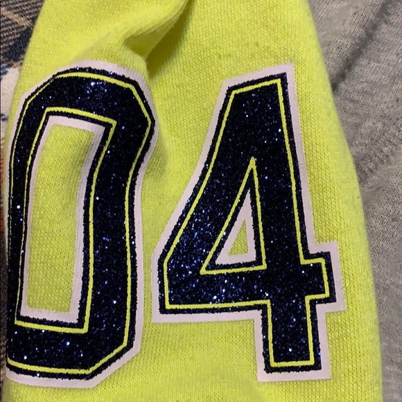 Some wear and one stain - Picture 3 of 7